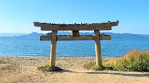 hj-naoshima-unveiled-torii-beach-01