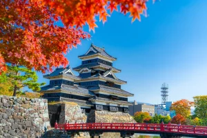 matsumoto-azumino-castles-cycling-traditions-day1-matsumoto-castle-autumn-02