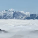 A sea of clouds and a smoking volcano seen from Shibutoge / Mt. Yokote